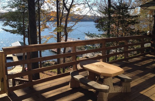 Bracey House | 5 Bedroom Waterfront Lakehouse with Kid's Play Area, Canoes, Pool Table and Wifi