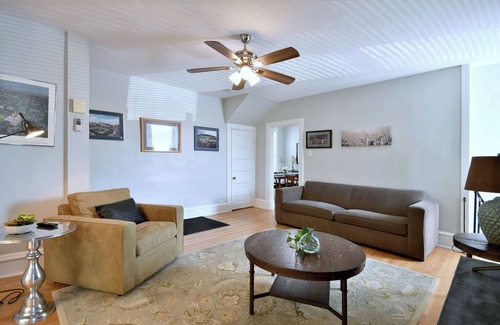 Oak Park Apartment | 5 bedroom with 5 beds and 2 bathrooms