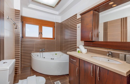 Ierapetra Villa | 5-Bedrooms Villa with Private Pool