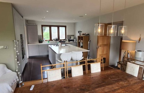 Shepperton House | 5 bedrooom house with swimming pool large garden trampoline - large terrace