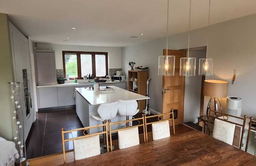 Shepperton House | 5 bedrooom house with swimming pool large garden trampoline - large terrace