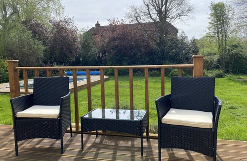 Shepperton House | 5 bedrooom house with swimming pool large garden trampoline - large terrace