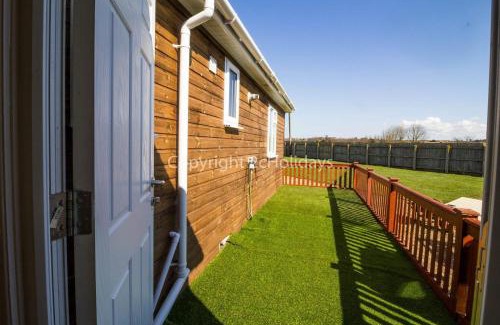 Hunstanton Cabin | 5 Berth Dog Friendly Lodge In Hunstanton By The Beach Ref 13015Rn