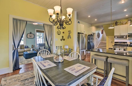 San Jacinto Cottage | 5 Blocks to Beach: Coastal Cottage in Galveston!
