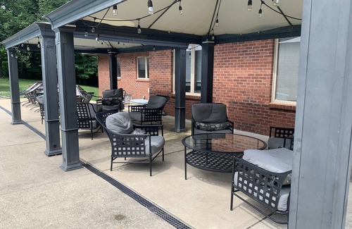 Palmyra House | 5 BR, 4 baths, Pool, HotTub, Family Friendly, near Louisville KY, Private