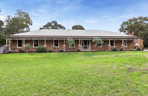 Leopold House | 5 BR ReedyLake Farmstay By Geelong Leopold