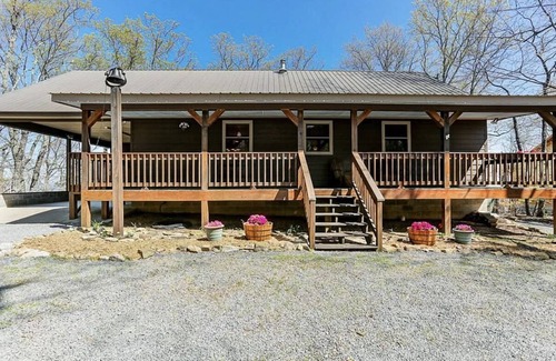 Menlo House | 5⭐️ Breathtaking Bluff Views Serene 2 Bed/2Bath Brow Cabin Cloudland near Mentone