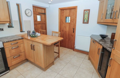 Haverfordwest House | 5 CART-TWS BACH, pet friendly, with open fire in St Davids