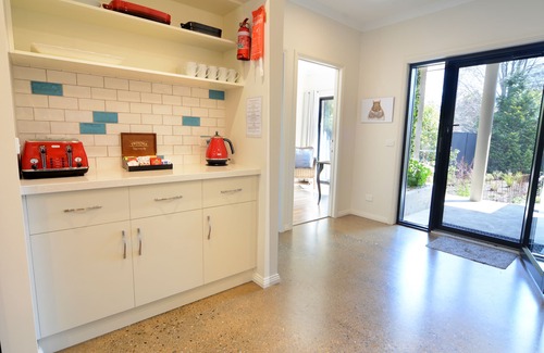 Bright House | 5 ensuite bedrooms - Pool - King beds - 7mins easy walk to town. Walk everywhere