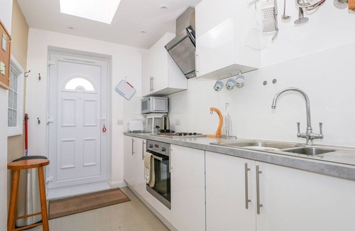 Lancing Cottage | 5 FIRLE ROAD ANNEXE, with a garden in Lancing
