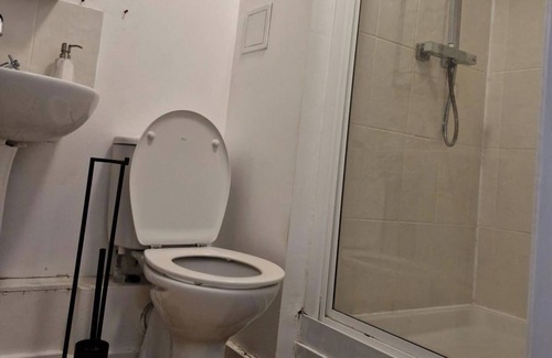 Dartford Apartment | 5 Guests - Pet Friendly - Balcony & Free Parking