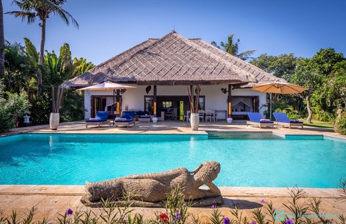 Dencarik Villa | 5 * Lovina Beachfront pool villa Free Dolphin Tour
