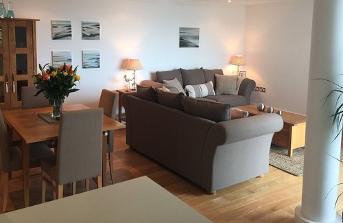 Cowes Apartment | 5* Luxury Apartment - 2 Bedrooms And 2 Bathrooms with amazing Solent views.