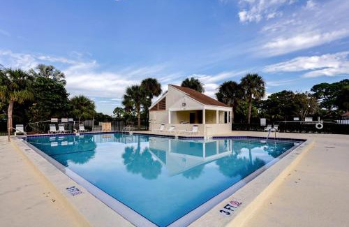 Jupiter Village House | 5 Mi to Beach Jupiter Townhome with Pool Access