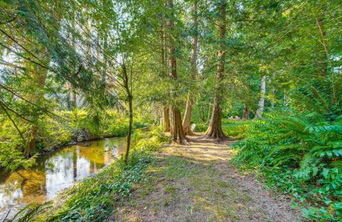 Redmond House | 5 Mi to Chateau Ste Michelle Creekside Escape!