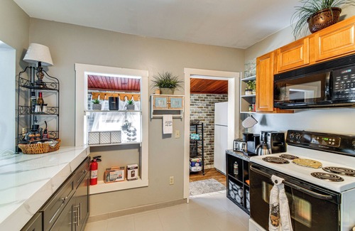 East Syracuse Apartment | 5 Mi to Dtwn Syracuse: Updated Apartment!