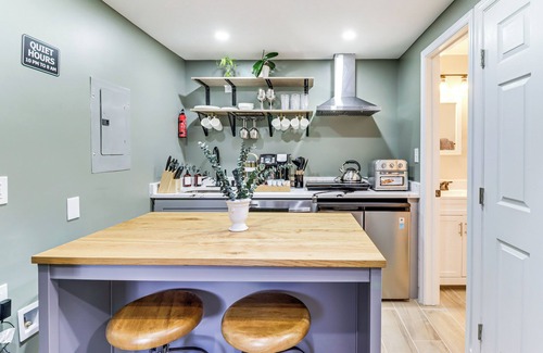 Oxon Hill Apartment | 5 Mi to National Harbor: Stylish Apt w/Patio!