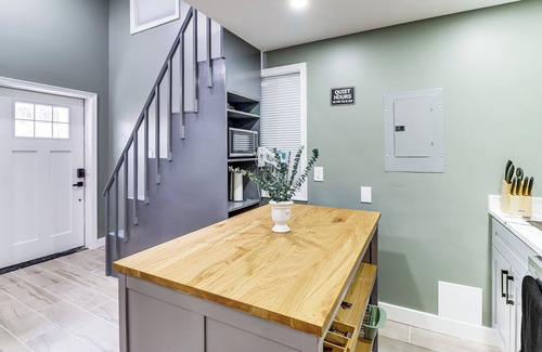 Oxon Hill Apartment | 5 Mi to National Harbor: Stylish Apt w/Patio!