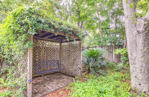 Gulf Breeze House | 5 Mi to Pensacola Beach: Townhome w/Yard!