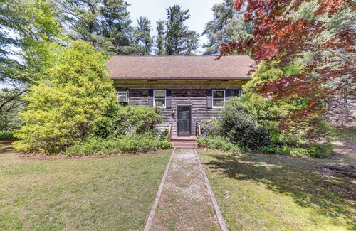North Carver Cottage | 5 Mi to Plymouth Rock: Log Cabin Getaway!