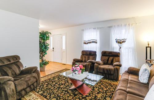Lake Ridge House | 5 Mi to Potomac Mills Cozy Family Home with Deck!