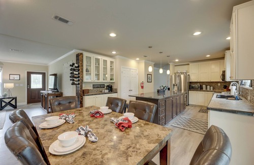 Sublime Cottage | 5 Mi to Splashway Waterpark: Cabin in Rock Island