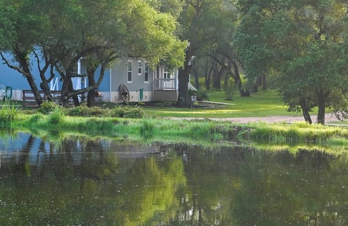 Sublime Cottage | 5 Mi to Splashway Waterpark: Cabin in Rock Island