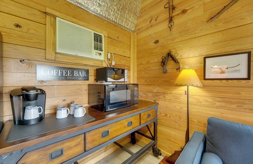Sublime Cottage | 5 Mi to Splashway Waterpark: Cabin in Rock Island