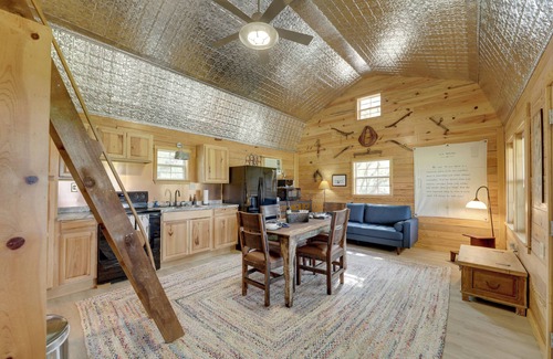 Sublime Cottage | 5 Mi to Splashway Waterpark: Cabin in Rock Island