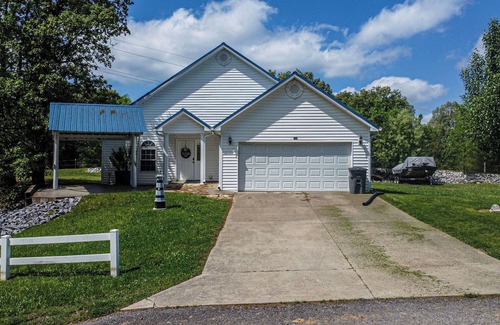 Grand Rivers Cottage | .5 miles to Green Turtle Bay Marina! .4 miles to Grand Rivers center!