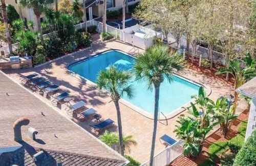 Anona Condo | 5 Min>Beach Remodeled 2 bed 2 Bath Condo With Pool and Grill and King bed!