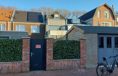 Den Helder House | 5 min. dike + Ferry Texel/10 min. beach. Canal house with shed four bicycles