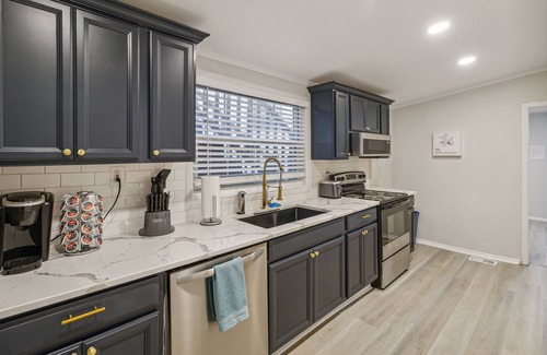 Metropolitan Apartment | 5 Min Drive to Downtown! Modern 3BR in Savannah!