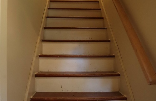 Warwick House | 5 Min from Airport -10 Min from Providence! Cozy 2nd Floor Apartment