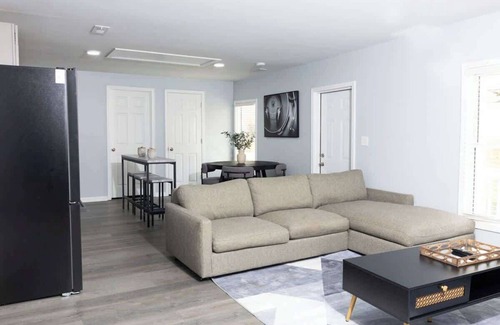 Burlington House | 5 Min. from Elon w/In Unit Washer + Dryer - Fast Wi-Fi - Smart TVs