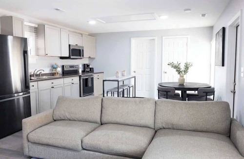 Burlington House | 5 Min. from Elon w/In Unit Washer + Dryer - Fast Wi-Fi - Smart TVs