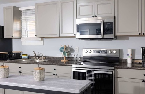 Burlington House | 5 Min. from Elon w/In Unit Washer + Dryer - Fast Wi-Fi - Smart TVs