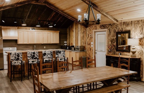 Elliott Cabin | 5 min. from Grenada Lake! 3 bed room/Outside pavilion/Family size/fire pit