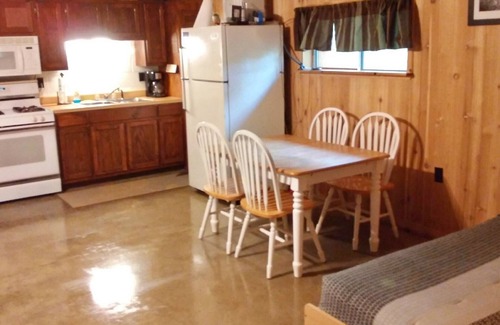South Bloomingville Cottage | 5 Min From The Caves on 21+ Acres, Wi-Fi, Hot Tub, Fire Pit, Pet Friendly, Grill