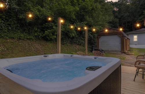Fayetteville House | 5 MIN NEW RIVER GORGE, WALK TO TOWN, GAMEROOM, HOT TUB