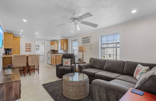 Naples Park House | 5 min to Beaches, Fine & Casual Dining and Shops!nnn