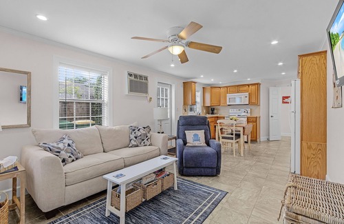 Naples Park House | 5 min to Beaches, Spectacular Sunsets, Shops, Neighborhood Casual & Fine Dining.