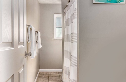 Jefferson City Apartment | 5 min to C-N Univ & Lake - Extra Parking