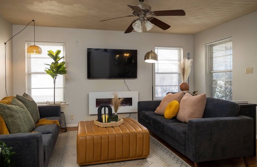 Denton House | 5 Min to Downtown Denton Full Kitchen Yard UNT/TWU Colleges and Hospitals
