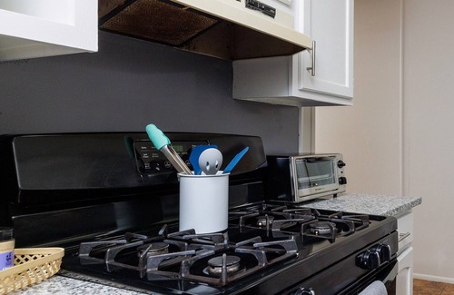 Denton House | 5 Min to Downtown Denton Full Kitchen Yard UNT/TWU Colleges and Hospitals
