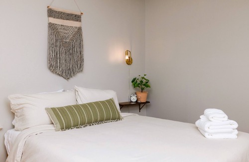 Denton House | 5 Min to Downtown Denton Full Kitchen Yard UNT/TWU Colleges and Hospitals