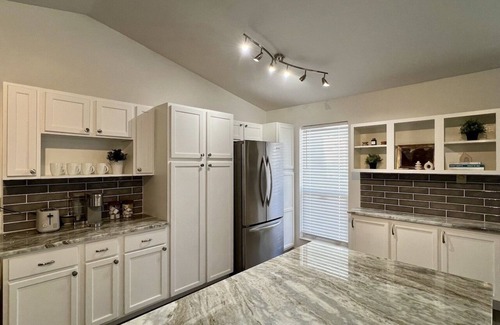 Gahanna House | 5-min to Easton! Modern home nestled in peaceful cul-de-sac in Gahanna!