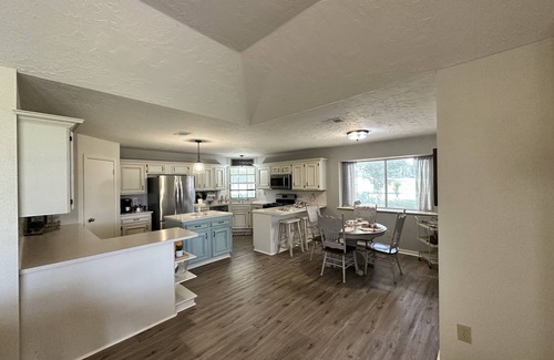 Montgomery House | 5 min to Lake Conroe! Minutes from Montgomery's finest wedding venues!