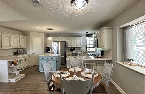 Montgomery House | 5 min to Lake Conroe! Minutes from Montgomery's finest wedding venues!