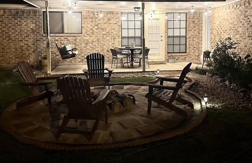 Montgomery House | 5 min to Lake Conroe! Minutes from Montgomery's finest wedding venues!
